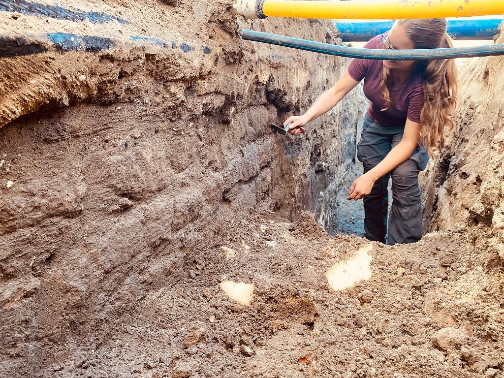 Centraal in de zaalbouw stond deze bakstenen zuil