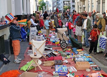 Kleedjesmarkt tijdens Koningsdag, Deventer