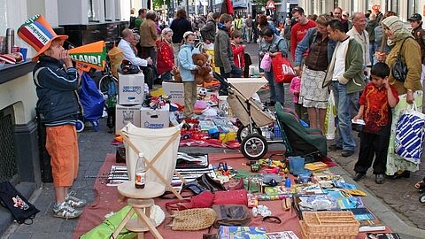 Kleedjesmarkt tijdens Koningsdag, Deventer