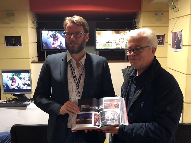 Astra Film Festival Sibiu - Dumitru Budrala ontvangt Deventer Beeldbijbel van Anton van Amersfoort, Filmhuis de Keizer Deventer