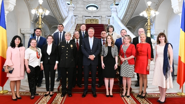 President Klaus Iohannis van Roemenië, Nicoleta Mitut en de andere afgevaardigden tijdens de bijeenkomst in Roemenië