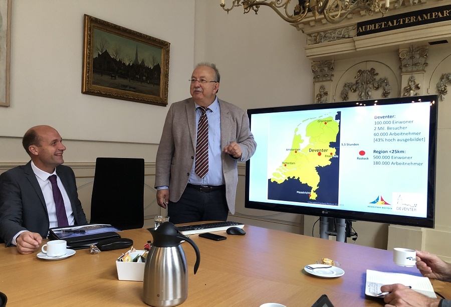 De heer Adel Faltas van de gemeente Deventer geeft een presentatie