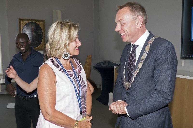 Burgemeester Ron König en ambassadeur mevrouw Mirjam Blaak-Sow