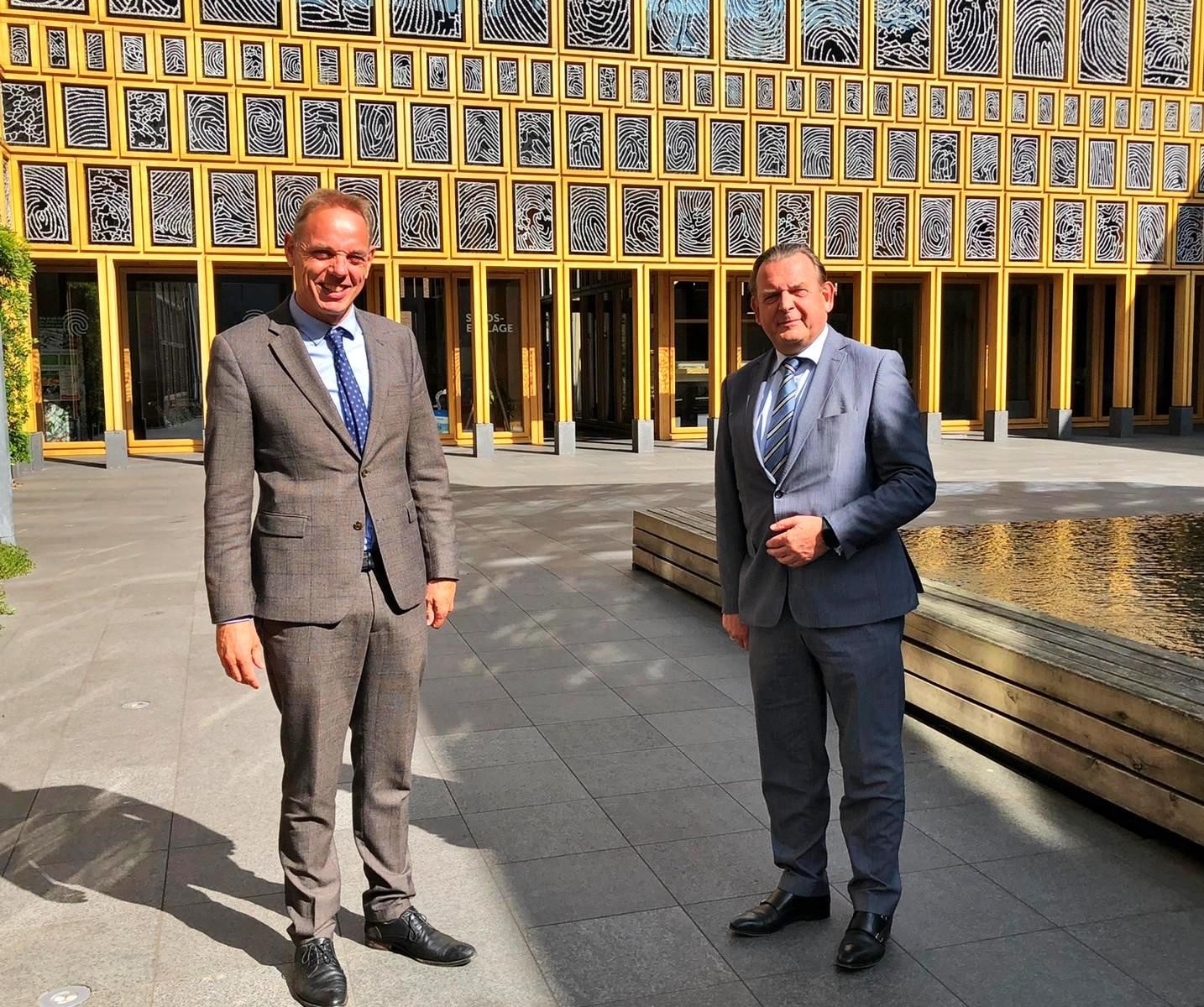 Nationale ombudsman Reinier van Zutphen en burgemeester Ron König