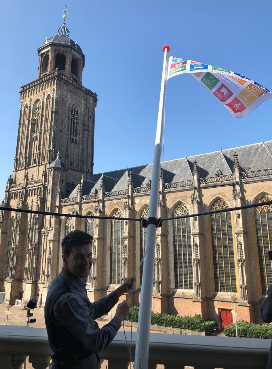 Thomas Walder hijst de Global Goals vlag