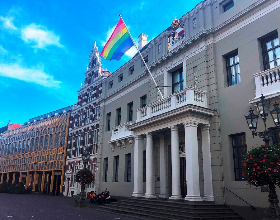 Regenboogvlag aan het stadhuis van Deventer
