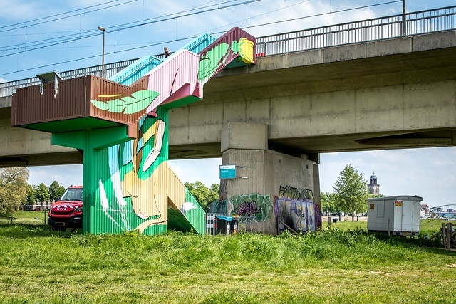 Muurschildering van street artist Danny Rumbl op de spoorbrugtrap